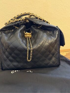 Chanel 25 bag in black grain leather and golden hardware. Medium size.